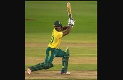 गजब: 10 गेंदों में 2 बार टूट गया इस खिलाड़ी का बल्ला और फिर हुआ कुछ ऐसा …