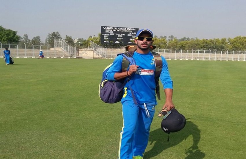 आईपीएल में राइजिंग पुणे सुपरजाइंट के लिए बल्लेबाजी कर चुके तिवारी ने राशिद को निशाने पर लेते हुए कहा कि आप जिसके बारे में बात कर रहे हैं, आपको उसके आसपास भी नहीं खड़े होते हैं। (Photo Source: Facebook)