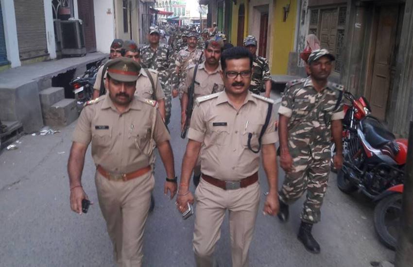 ईद से एक द‍िन पहले मेरठ में पैदल गश्‍त करती स्‍थानीय पुल‍िस। (Photo: Meerut police/Twitter)