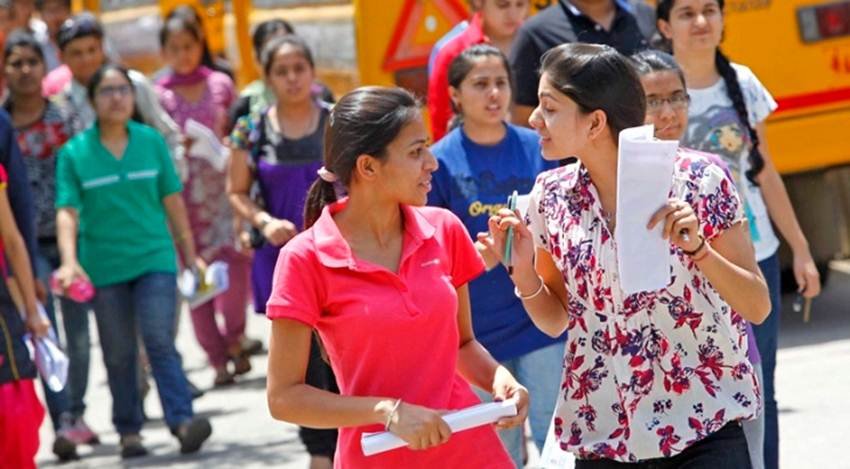 नीट 2017 परीक्षा परिणाम घोषित करने का रास्ता साफ करते हुए उच्चतम न्यायालय ने आज परीक्षा परिणाम घोषणा पर मद्रास उच्च न्यायालय के अंतरिम आदेश को आज स्थगित कर दिया। 
