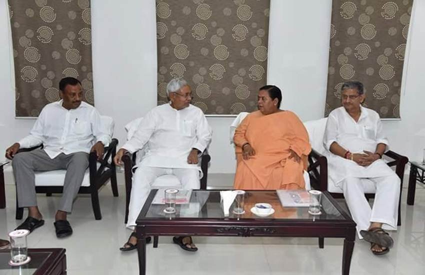 भागलपुर और मुंगेर में गंगा नदी किनारे ट्रीटमेंट प्लांट लगाने की बातचीत करते हुए नीतीश कुमार और उमा भारती। (Express Photo)  भागलपुर और मुंगेर में गंगा नदी किनारे ट्रीटमेंट प्लांट लगाने की बातचीत करते हुए नीतीश कुमार और उमा भारती। (Express Photo)