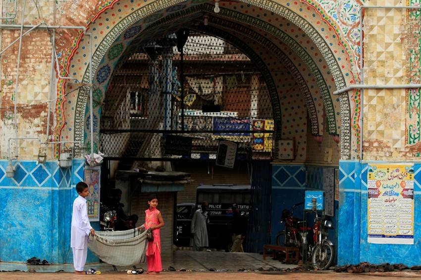 "eid ka chand, eid chand, eid mubarak, eid mubarak 2017, eid mubarak wishes, eid chand 2017, ईद का चाँद, ईद 2017, chand raat, chand raat 2017, chand raat 2017 mubarak, eid chand time, eid ka chand time, eid mubarak 2017, eid mubarak 2017 date, eid 2017, eid, eid moon sighting 2017, eid mubarak, eid ka chand time, eid moon sighting, moon sighting eid 2017, moon sighting time today, moon sighting time today in india, live updates