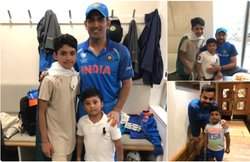 टीम इंडिया के फैन हैं पाकिस्तानी क्रिकेटर अजहर अली के दोनों बेटे, मैच के बाद जमकर खिंचवाई तस्वीरें