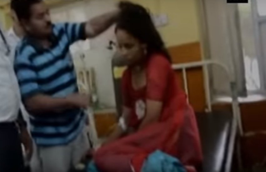 उन्होंने कहा कि जब महिला को अस्पताल लाया गया था तो उसका सिर काफी बाहरी हो रहा था जिसके बाद उसे थप्पड़ मारा गया जो कि इलाज का ही एक हिस्सा था। (Photo Source: Video Grab) उन्होंने कहा कि जब महिला को अस्पताल लाया गया था तो उसका सिर काफी बाहरी हो रहा था जिसके बाद उसे थप्पड़ मारा गया जो कि इलाज का ही एक हिस्सा था। (Photo Source: Video Grab)