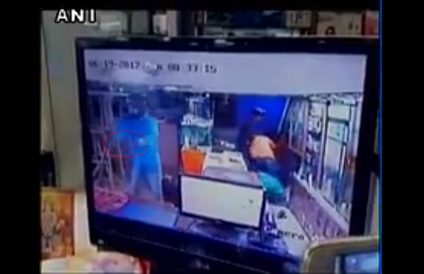 फायरिंग करते हुए कैद हुई लुटेरे की तस्वीरें। (Source: ANI Video Grab)