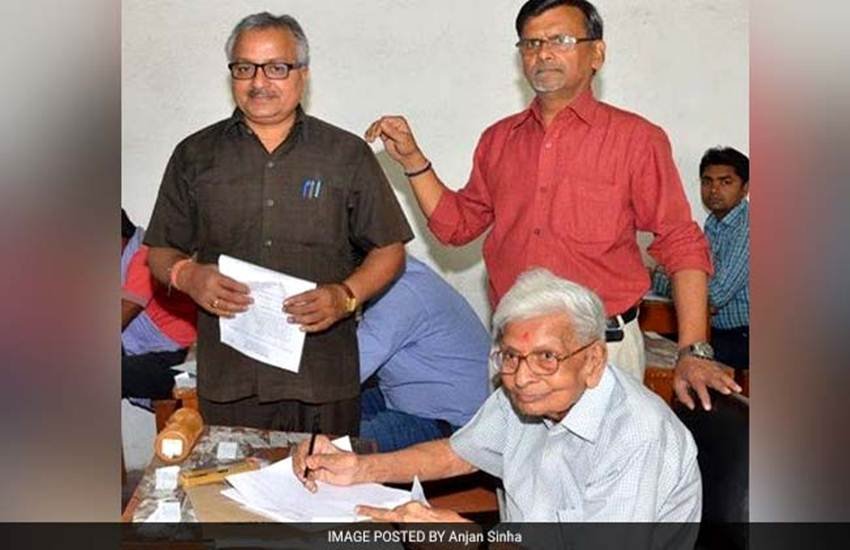 पटना के राजेंद्र नगर रोड नंबर पांच में रहने वाले राजकुमार वैश्य को इस उम्र में भी स्नातकोत्तर (एमए) करने का जुनून है। एमए के प्रथम वर्ष की परीक्षा पास कर वे दूसरे वर्ष की परीक्षा दे रहे हैं। पटना के राजेंद्र नगर रोड नंबर पांच में रहने वाले राजकुमार वैश्य को इस उम्र में भी स्नातकोत्तर (एमए) करने का जुनून है। एमए के प्रथम वर्ष की परीक्षा पास कर वे दूसरे वर्ष की परीक्षा दे रहे हैं।