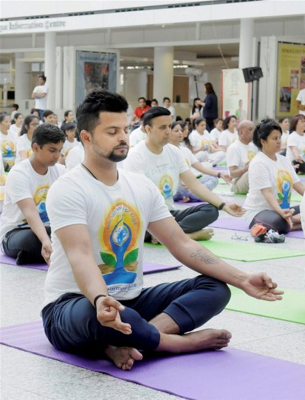 क्रिकेटर सुरेश रैना भी खेल के दबाव को कम करने के लिए योग करते हैं।