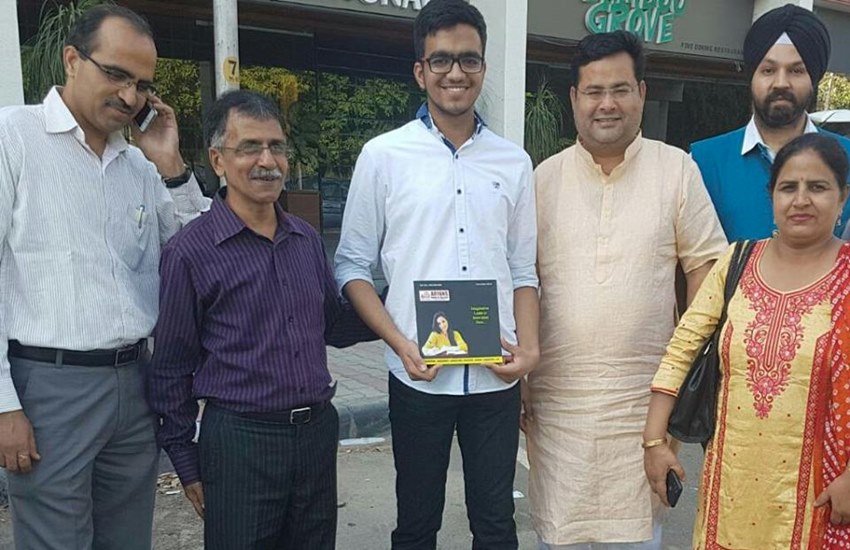 IIT JEE परीक्षा में टॉप करने वाले सर्वेश मेहतानी परिवार संग खुशी मनाते हुए। (फोटो- फेसबुक)