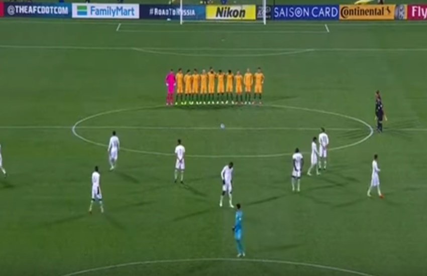 जहां एक तरफ फुटबॉल ग्राउंड में सब एक मिनट का मौन किए खड़े तो वहीं दूसरी ओर सऊदी की टीम खुद को मैच से पहले तैयार करने में लगी हुई थी। (Photo Source: Video Grab) जहां एक तरफ फुटबॉल ग्राउंड में सब एक मिनट का मौन किए खड़े तो वहीं दूसरी ओर सऊदी की टीम खुद को मैच से पहले तैयार करने में लगी हुई थी। (Photo Source: Video Grab)