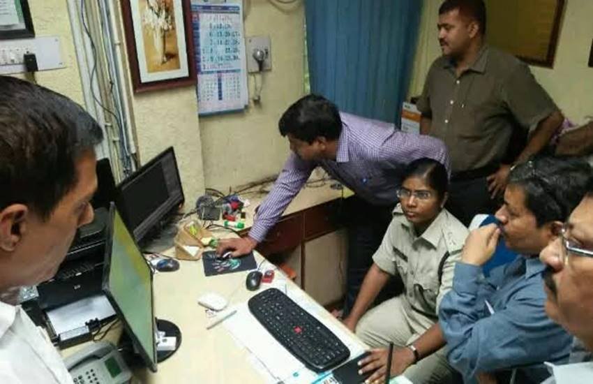 पुलिस सीसीटीवी फुटेज के आधार पर बदमाशों की तलाश कर रही है। (Express Photo) पुलिस सीसीटीवी फुटेज के आधार पर बदमाशों की तलाश कर रही है। (Express Photo)