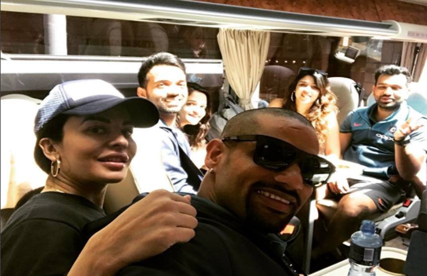 धवन ने इंस्टाग्राम पर यही तस्वीर पोस्ट की है, जिसमें रोहित शर्मा और अजिंक्य रहाणे अपनी पत्नियों संग नजर आ रहे हैं। धवन ने इंस्टाग्राम पर यही तस्वीर पोस्ट की है, जिसमें रोहित शर्मा और अजिंक्य रहाणे अपनी पत्नियों संग नजर आ रहे हैं।