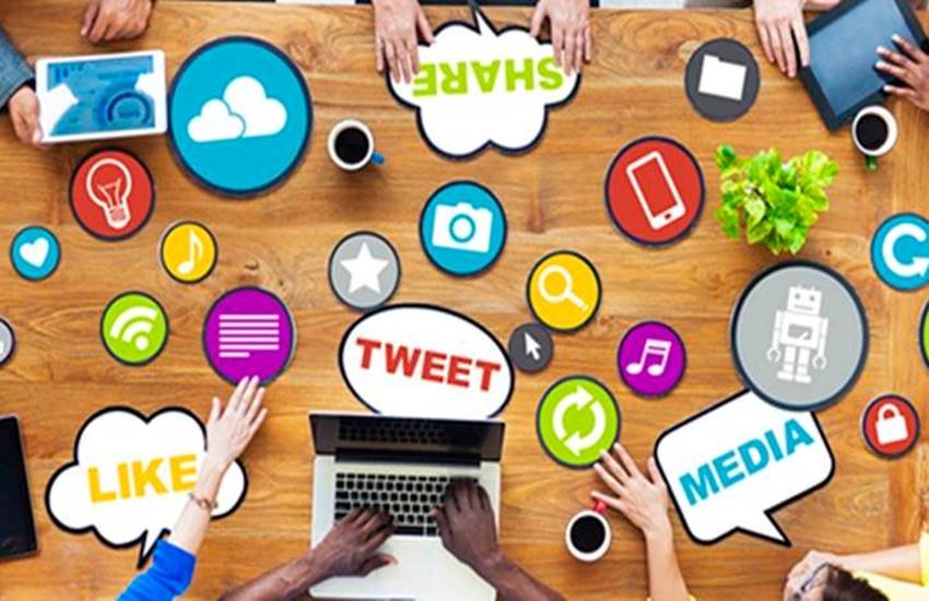 शोधकर्ताओं का मानना है कि यूजर्स का सोशल सर्कल उसके खुश रहने पर भी प्रभाव डालता है। (संकेतात्मक तस्वीर)