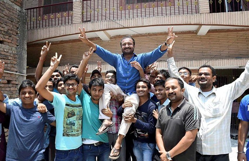 IIT JEE नतीजे आने के बाद आनंद कुमार को गोद में उठाकर जश्न मनाते सुपर 30 के सफल छात्र। ( फाइल फोटो- PTI) IIT JEE नतीजे आने के बाद आनंद कुमार को गोद में उठाकर जश्न मनाते सुपर 30 के सफल छात्र। ( फाइल फोटो- PTI)