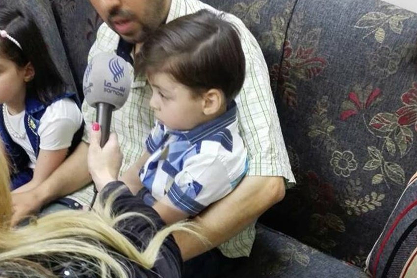 आपको बता दें कि पूर्वी अलेप्पो के करीब कतरजी में बुधवार (17 अगस्त, 2016) को विद्रोहियों के हमले के बाद ओमरान, अपने भाई और माता-पिता के साथ मकान के मलबे में दब गया था। वह लोग जीवित बचे रहे और उन्हें बाहर निकाल लिया गया था। वहीं इलाज के दौरान ओमरान के भाई अली की मौत हो गई थी।