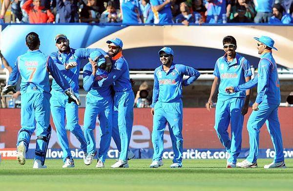 जाधव को बधाई देते टीम इंडिया के क्रिकेटर।