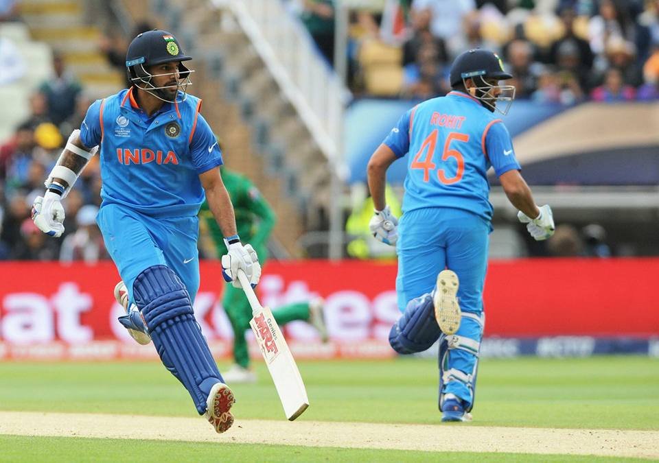 मैदान पर रन समेटते टीम इंडिया के खिलाड़ी।