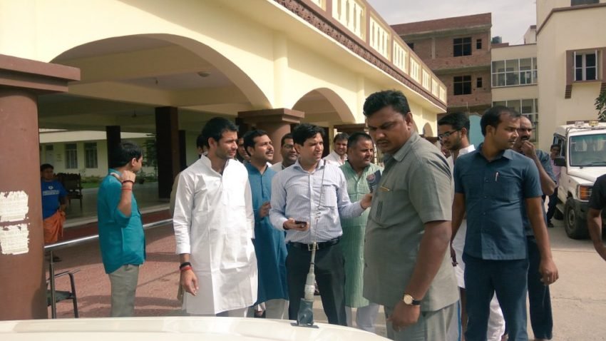 राष्ट्रीय जनता दल के अध्यक्ष और बिहार के पूर्व मुख्यमंत्री लालू प्रसाद यादव के मंत्री बेटे तेज प्रताप यादव 8 जून, गुरुवार को एक वातानुकुलित बस में बैठकर वृंदावन पहुंचे।