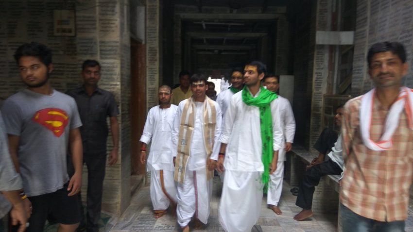 कृष्ण नगरी गोकुल की गलियों में साथियों के साथ तेज प्रताप, जहां पर नटखट गोपाल का लालन-पालन हुआ था।