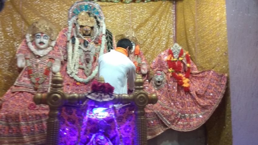 कान्हा के पिता नंद के मंदिर में पूजा-अर्चना करते हुए तेज प्रताप यादव।