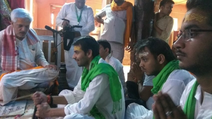 नंद मंदिर में तेज प्रताप यादव ने झूले पर विराजमान कन्हैया को झूला झुलाया।