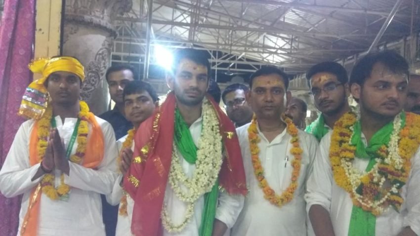 राधा रानी मंदिर में तेज प्रताप संध्या आरती में शामिल हुए।