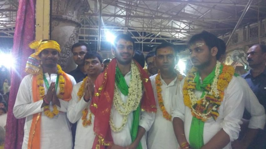 गौशाला में गायों के साथ समय बिताने के बाद तेज प्रताप शाम को बरसाना स्थित राधा रानी मंदिर पहुंचे।