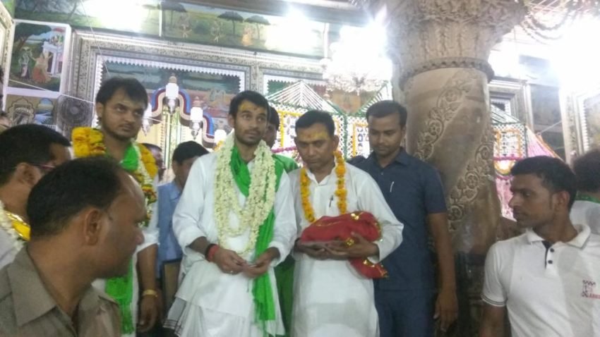 संध्या आरती के बाद राधा रानी से मंदिर से निकलते हुए तेज प्रताप।