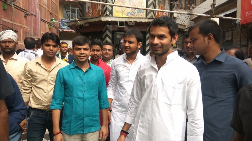 बांके बिहारी मंदिर में पूजा करने के बाद तेज प्रताप वृंदावन की गलियों में घूमते हुए दिखाई दिए।