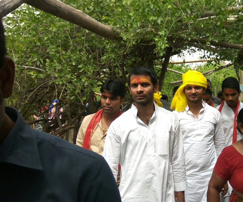 वृंदावन की गलियों में घूमते हुए तेज प्रताप निधिवन पहुंचे।