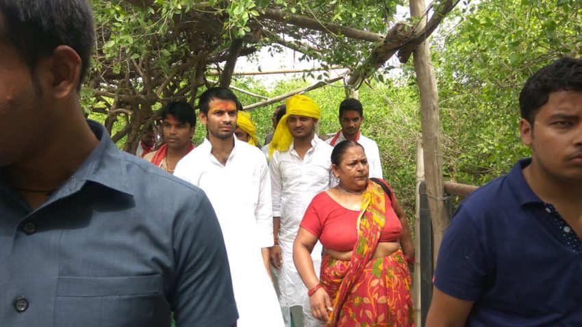 निधिवन में तेज प्रताप ने काफी समय बिताया और पूरी वन का भ्रमण किया।