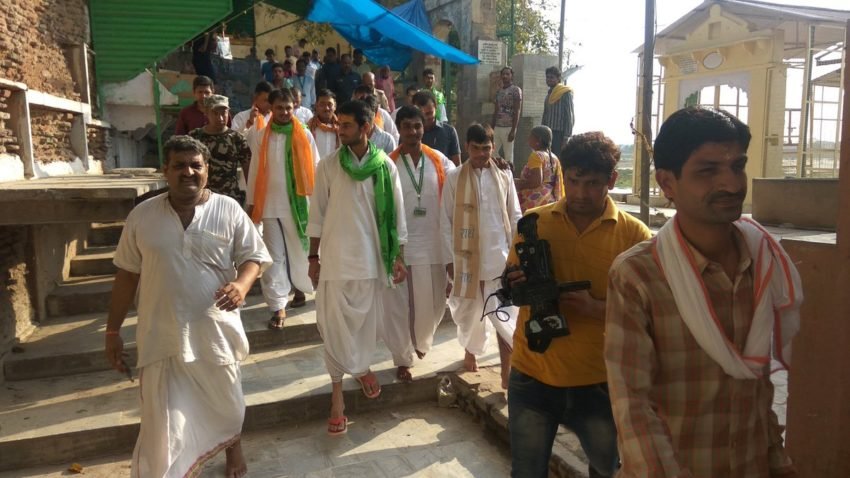 साथी-बंधुओं के साथ वृदावन की गलियों में घूमते तेज प्रताप यादव।