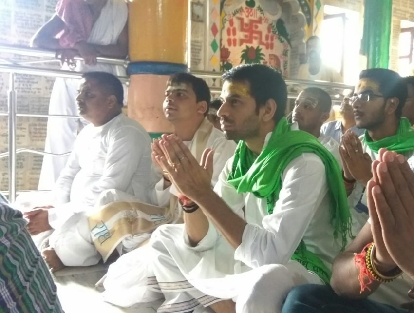 गोकुल में घूमते हुए तेज प्रताप श्री नंद भवन चौरासी खम्भा मंदिर पहुंचे।