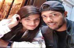 पत्नी तान्या के साथ डिनर डेट पर गए उमेश यादव को फेसबुक पर लोगों ने कोसा, कहा-विकेट तो लेनी आती नहीं