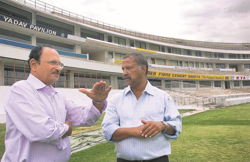 भारत के पूर्व कप्तान अजीत वाडेकर (बाएं)। भारत के पूर्व कप्तान अजीत वाडेकर (बाएं)।