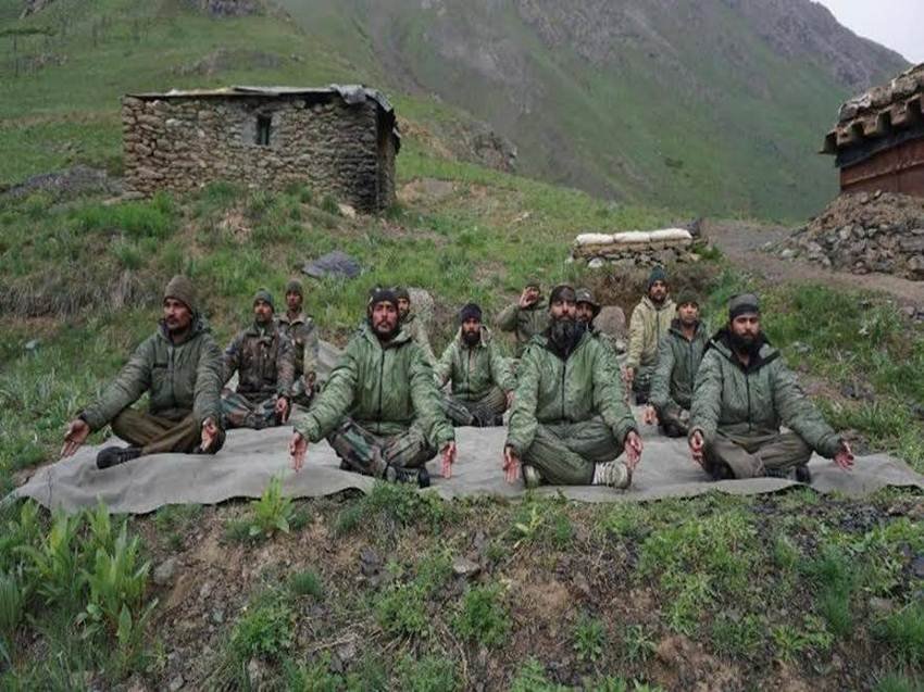 Troops at the highest battle field #SiachenGlacier and at #DeltaForce celebrating International Day of Yoga today. #IDY2017 #IndianArmy