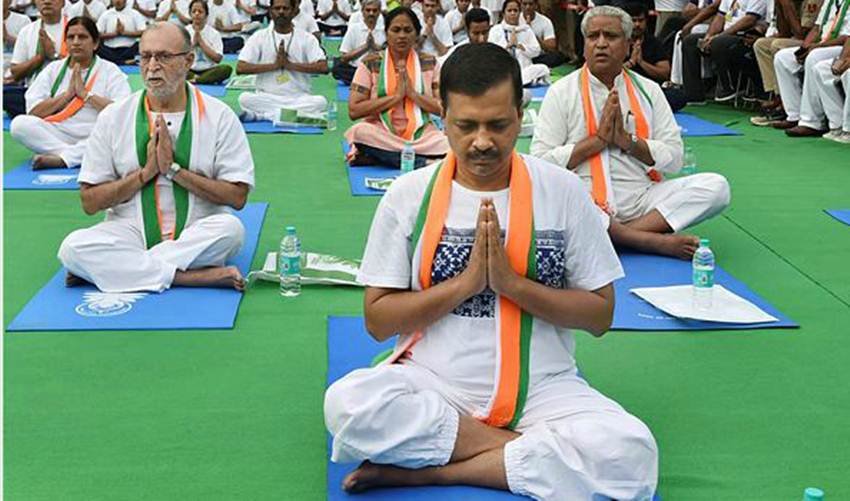 Kumar,Venkaiah, Pm Modi yoga, Arvind Kejriwal Yoga, Arvind Kejriwal Yoga photos, Naidu,Arvind,Bihar,Delhi,Government,NDA , Introducing yoga in schools good idea: Kejriwal,news, India news,