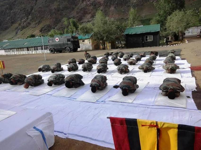 Troops at the highest battle field #SiachenGlacier and at #DeltaForce celebrating International Day of Yoga today. #IDY2017 #IndianArmy