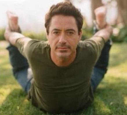 दुनिया भर आईरन मैन के रोल के लिए पहचाने जाने वालेरॉबर्ट डॉनी जुनियर भी योग के बड़े प्रशंसक हैं।