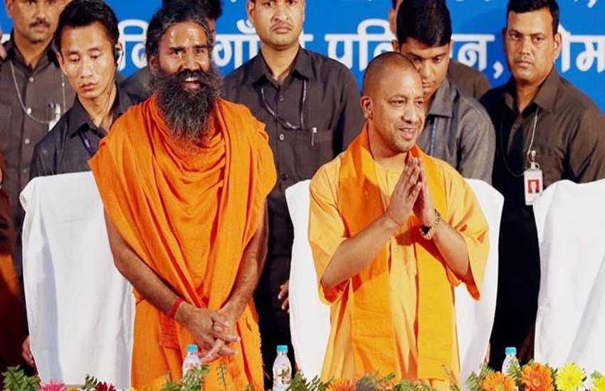यूपी के मुख्यमंत्री योगी आदित्य नाथ और योग गुरु बाबा रामदेव। (फाइल फोटो)
