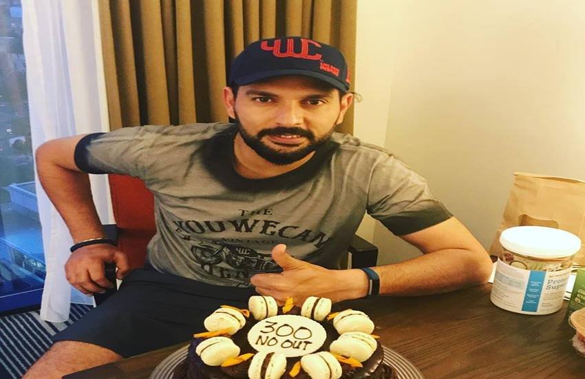 300वां वनडे मैच खेलने का युवराज ने यूं मनाया जश्न। 300वां वनडे मैच खेलने का युवराज ने यूं मनाया जश्न।