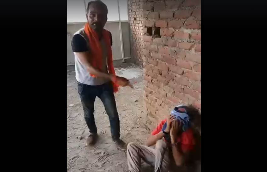 फोटो वायरल हो रहे वीडियो से ली गई है।