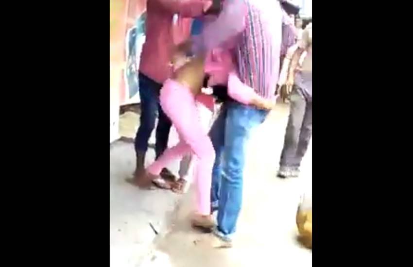 तस्वीर वायरल हो रहे वीडियो का स्क्रीनशॉट है।