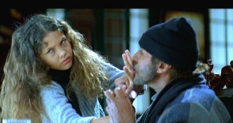 बॉलीवुड फिल्मों से जैसे रानी मुखर्जी गायब हुईं और ठीक उसी तरह उनकी फिल्म में चाइल्ड को-स्टार भी गायब हो गईं। हालांकि ये चाइल्ड एक्ट्रेस सोशल मीडिया पर काफी एक्टिव रहती हैं। साल 2005 में आई रानी मुखर्जी और अमिताभ बच्चन की फिल्म ब्लैक तो याद होगी, जिसनें इन दोनों के अलावा एक चाइल्ड एक्ट्रेस ने भी काम किया था। इस फिल्म में एक डीफ और ब्लाइंड गर्ल थी, जो अब बॉलीवुड से गायब है। इस चाइल्ड एक्ट्रेस का रियल नाम है आयशा कपूर। आयशा अब 22 साल हो चुकी हैं, वे काफी खूबसूरत लगने लगी हैं। जानिए आयशा कपूर के बारे नें अनसुने फैक्ट्स।