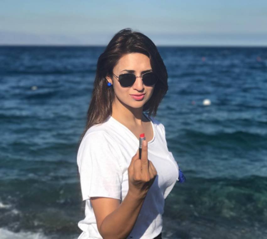 divyanka tripathi and husband vivek dahiya, latest pictures and videos of divyanka tripathi and husband vivek dahiya, video of divyanka tripathi, pictures of vivek dahiya instagram, hd pictures of divyanka tripathi, divyanka tripathi and husband vivek dahiya, bollywood news, bollywood updates, bollywood updates in hindi, entertainment news in hindi, bollywood updates in hindi, bollywood updates, bollywood updates in hindi, entertainment news in hindi, updates in hindi