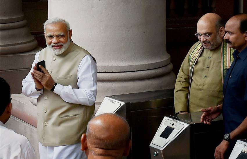 संसद भवन से बाहर निकलते प्रधानमंत्री नरेंद्र मोदी।