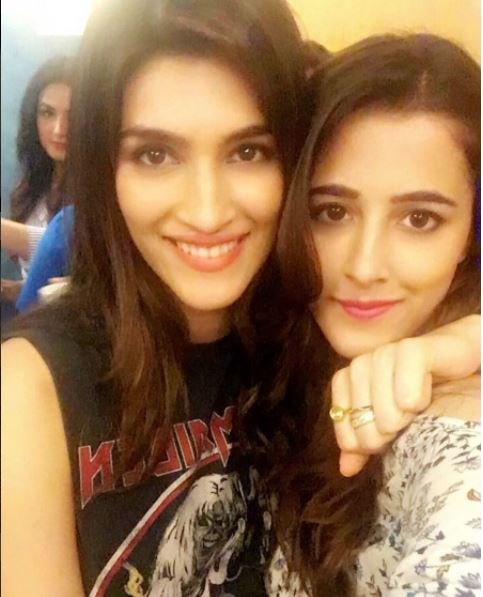 नुपूर की बड़ी बहन कृति जल्द ही बरेली की बर्फी में नजर आएंगी।