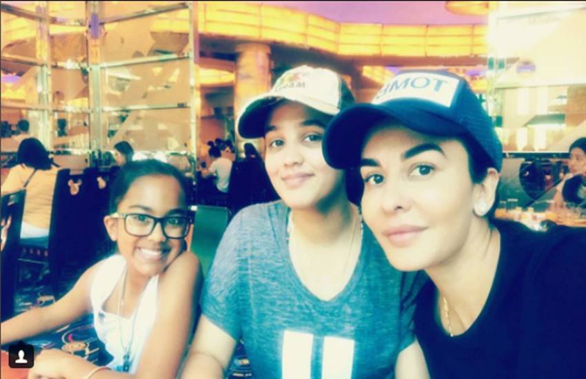 इन दोनों को हरभजन सिंह ने मिलवाया था, जिसके बाद फेसबुक पर बातचीत का सिलसिला शुरू हुआ।