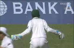 Funny Video: जब कैच लपकने के बाद पाकिस्तानी विकेटकीपर करने लगा था ‘मुर्गा डांस’