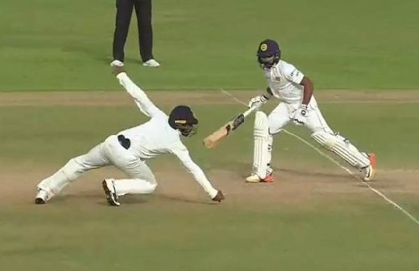 VIDEO: बल्ले से फेल रहे अभिनव मुकुंद, लेकिन की एेसी फील्डिंग जिसे देखकर हर कोई रह गया भौचक्का VIDEO: बल्ले से फेल रहे अभिनव मुकुंद, लेकिन की एेसी फील्डिंग जिसे देखकर हर कोई रह गया भौचक्का