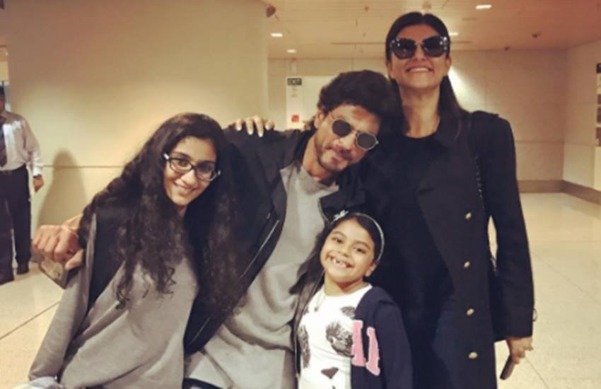 शाहरुख खान के साथ सुष्मिता सेन और उनकी दो गोद ली हुई बेटियां एलिजा और रेने।